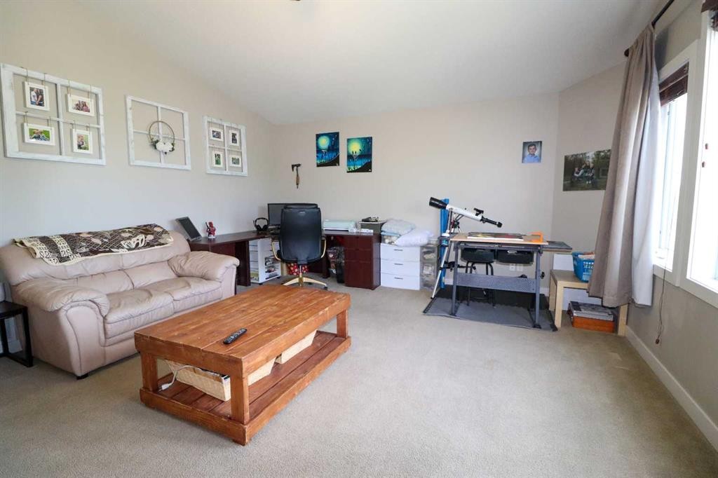 71 Coalbanks Gate West, Lethbridge, AB - Indoor Photo Showing Living Room