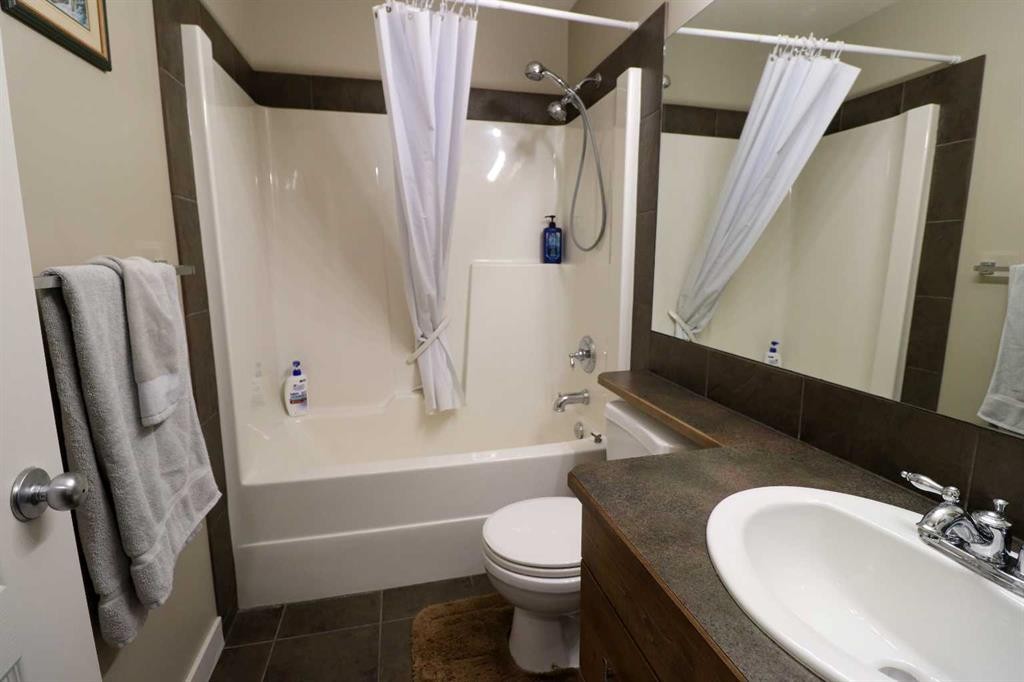 71 Coalbanks Gate West, Lethbridge, AB - Indoor Photo Showing Bathroom
