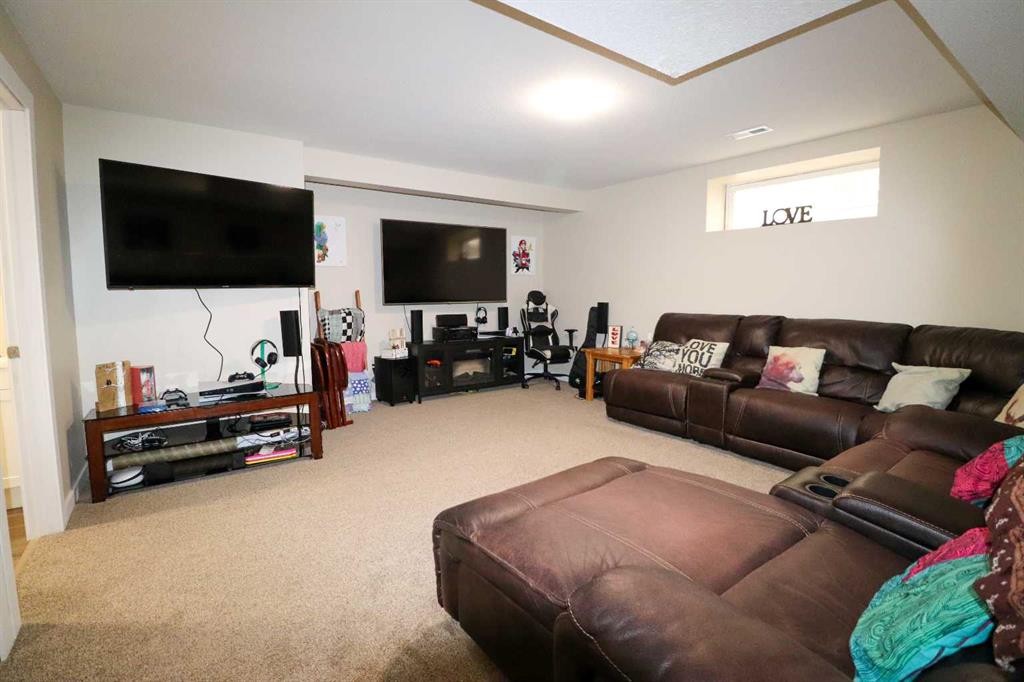 71 Coalbanks Gate West, Lethbridge, AB - Indoor Photo Showing Living Room