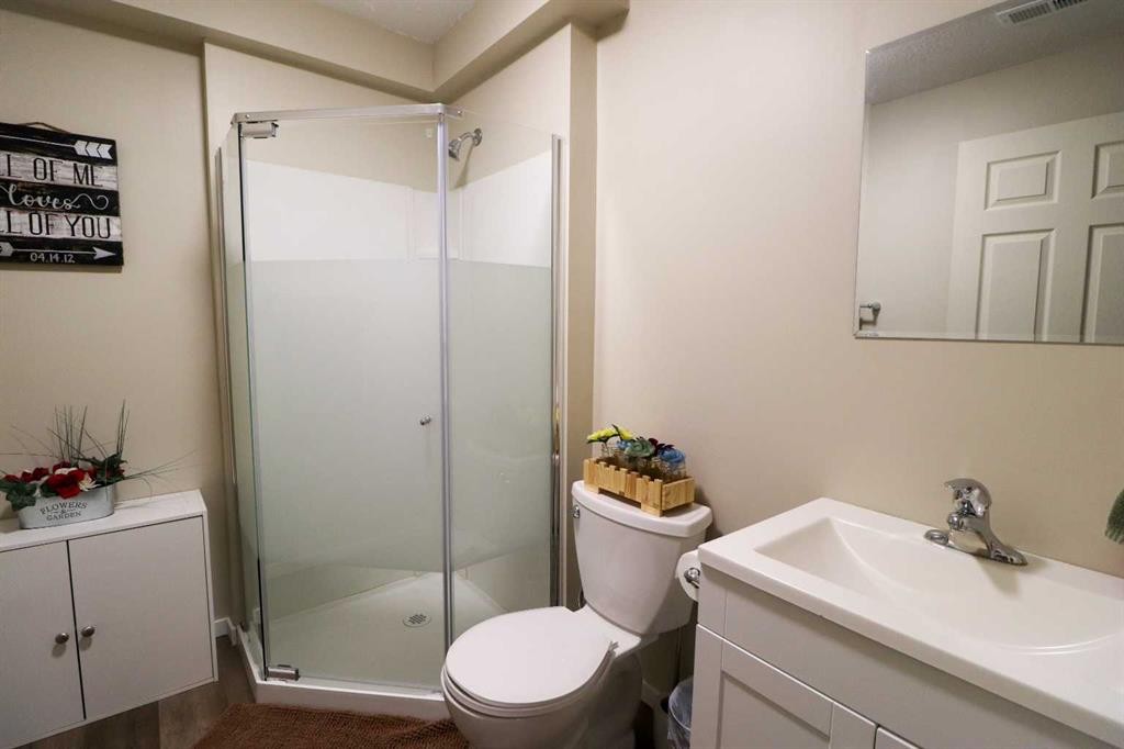 71 Coalbanks Gate West, Lethbridge, AB - Indoor Photo Showing Bathroom