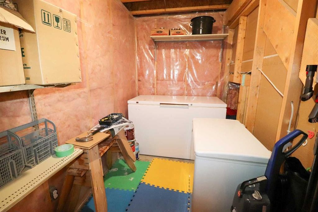 71 Coalbanks Gate West, Lethbridge, AB - Indoor Photo Showing Laundry Room