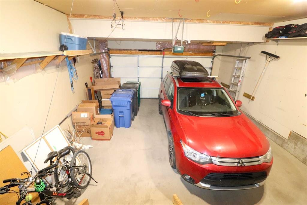 71 Coalbanks Gate West, Lethbridge, AB - Indoor Photo Showing Garage