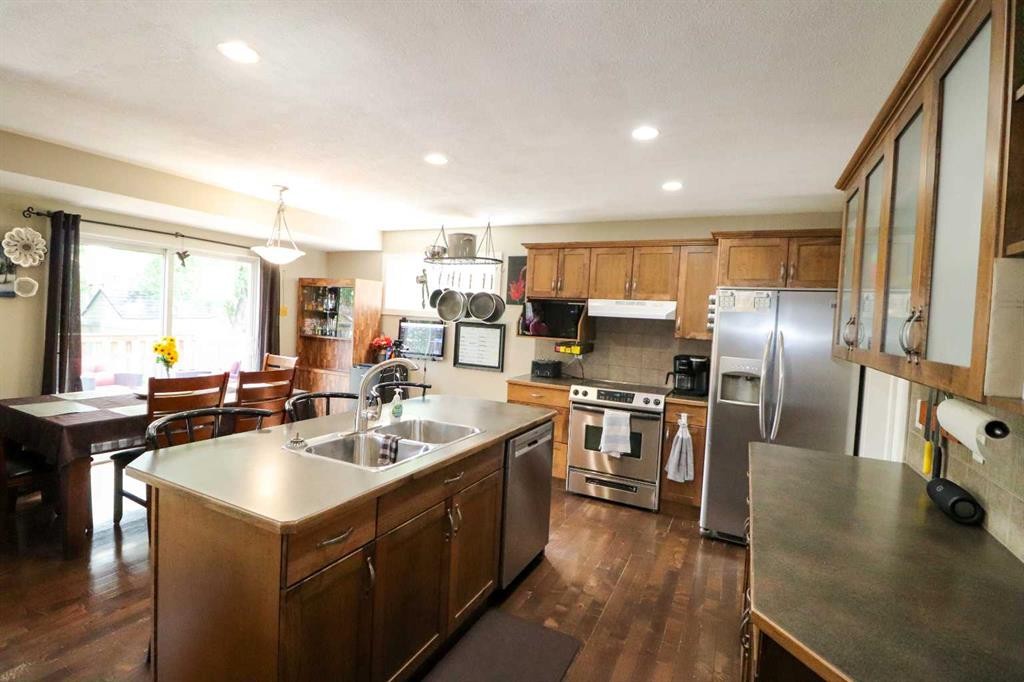 71 Coalbanks Gate West, Lethbridge, AB - Indoor Photo Showing Kitchen With Double Sink