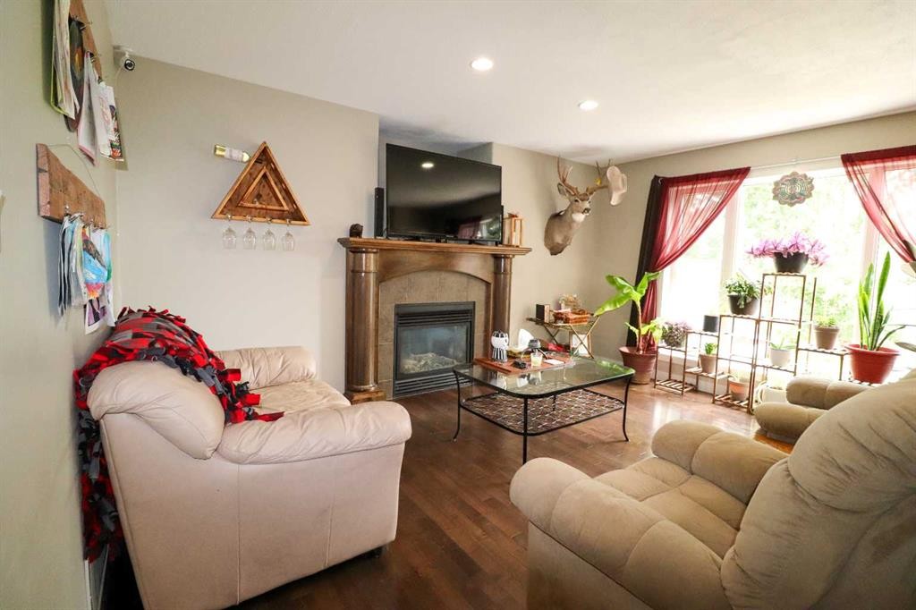 71 Coalbanks Gate West, Lethbridge, AB - Indoor Photo Showing Living Room With Fireplace