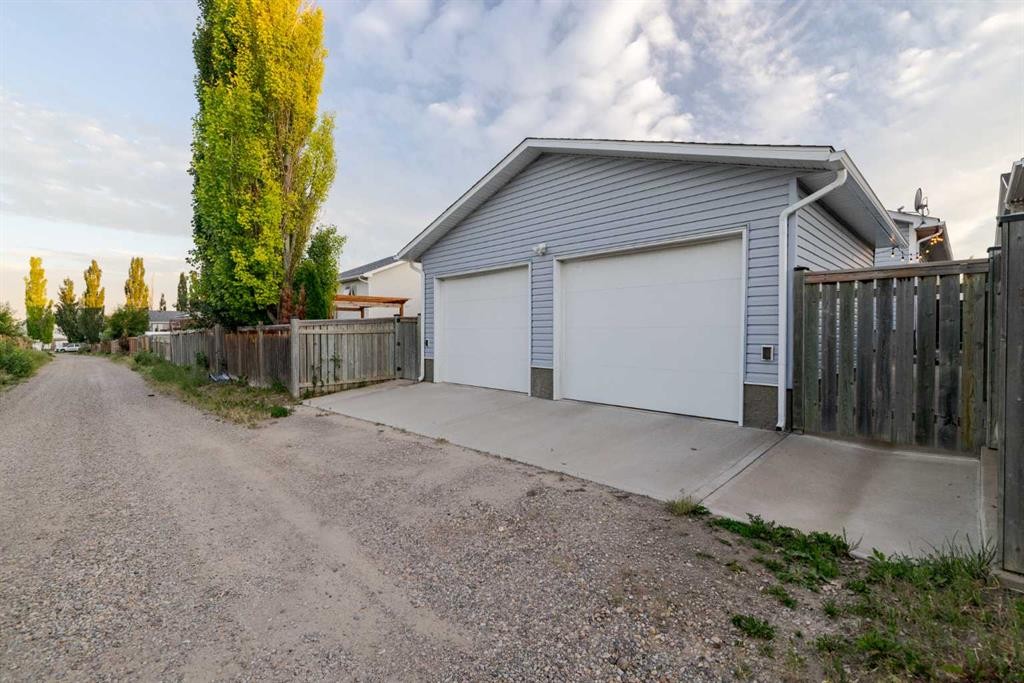 77 Blackfoot Crescent West, Lethbridge, AB