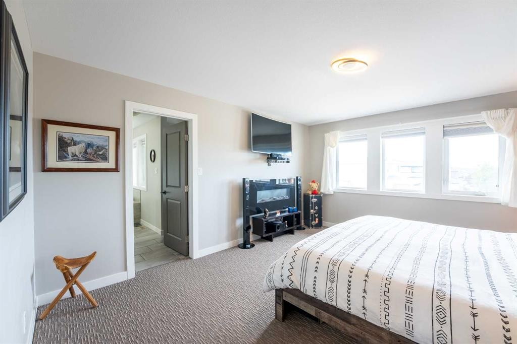 437 Devonia Way West, Lethbridge, AB - Indoor Photo Showing Bedroom