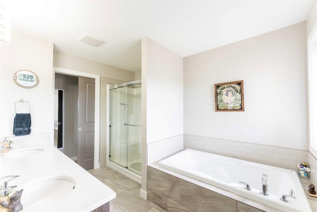 437 Devonia Way West, Lethbridge, AB - Indoor Photo Showing Bathroom