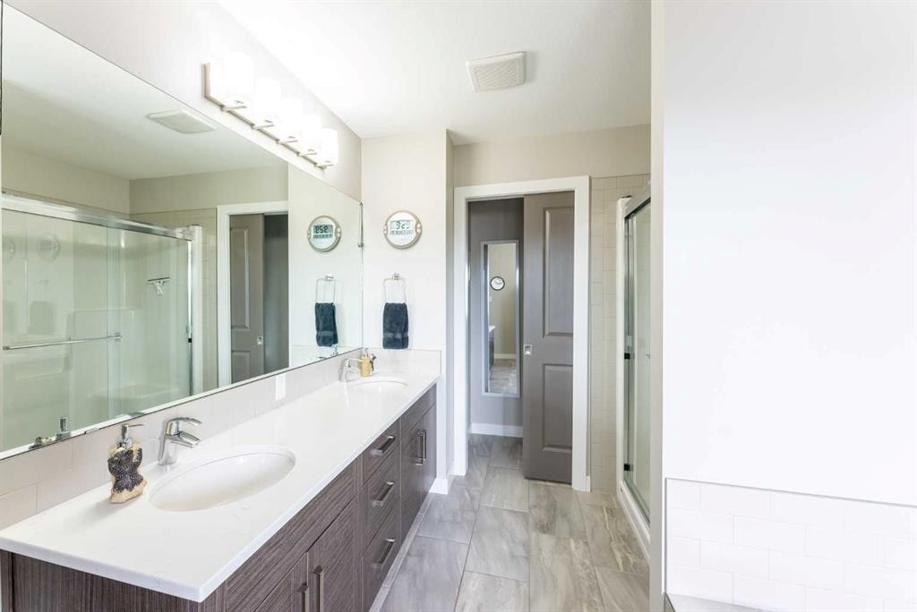 437 Devonia Way West, Lethbridge, AB - Indoor Photo Showing Bathroom