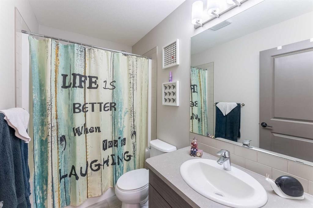 437 Devonia Way West, Lethbridge, AB - Indoor Photo Showing Bathroom