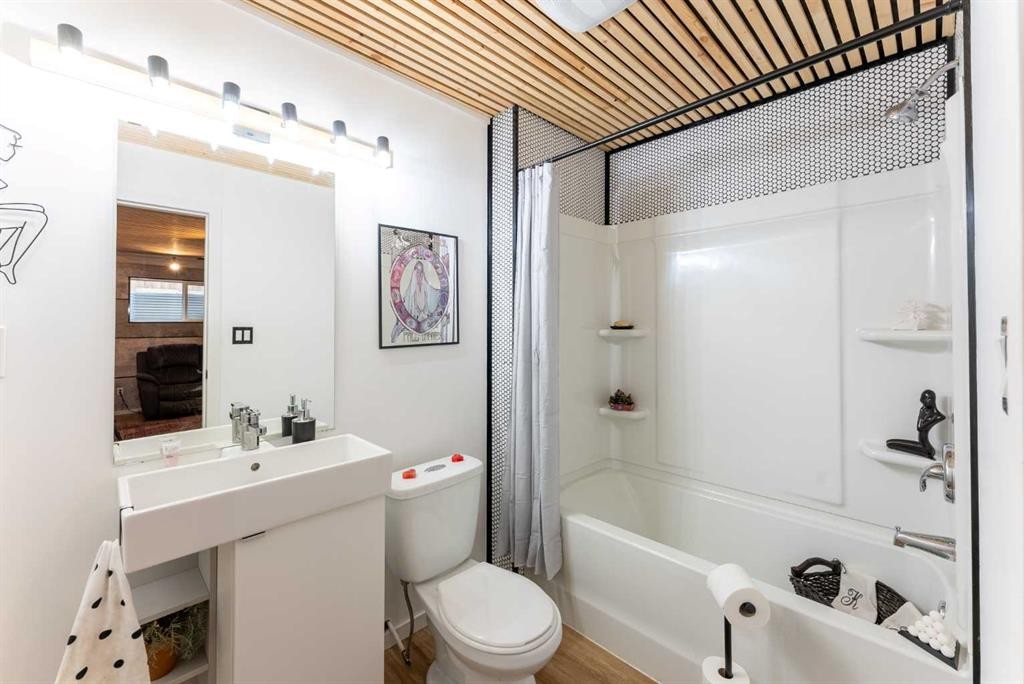 437 Devonia Way West, Lethbridge, AB - Indoor Photo Showing Bathroom