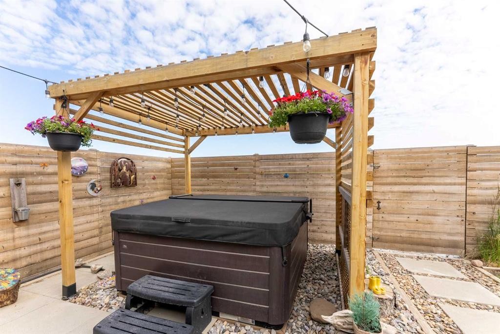 437 Devonia Way West, Lethbridge, AB - Outdoor With Exterior