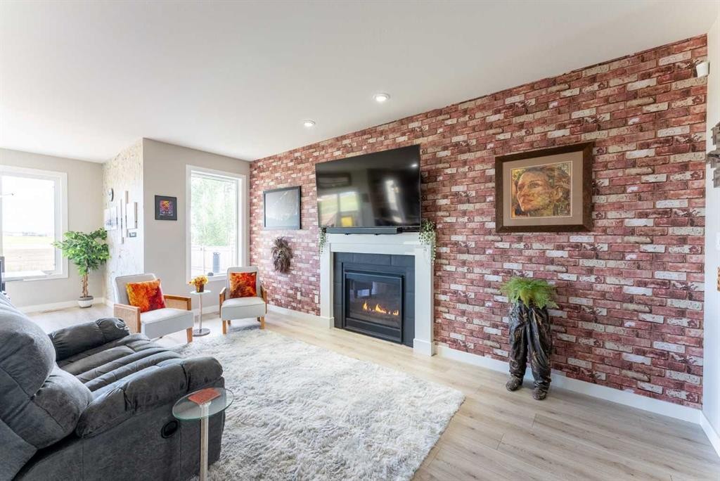 437 Devonia Way West, Lethbridge, AB - Indoor Photo Showing Living Room With Fireplace