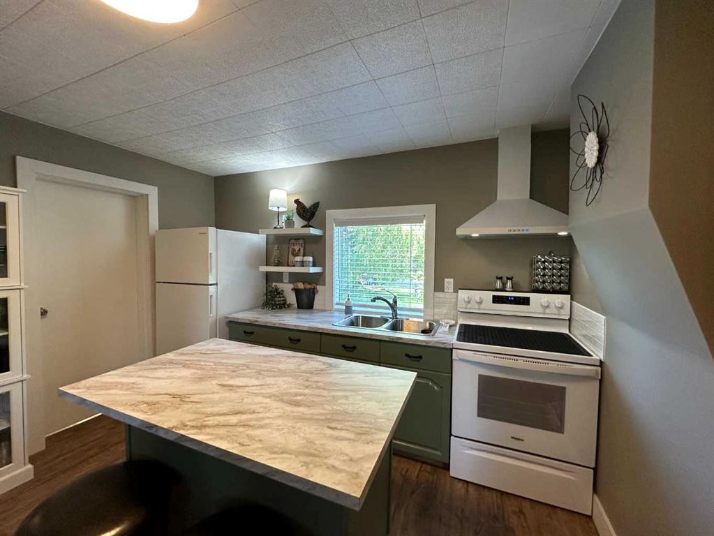 1310 84 Street, Coleman, AB - Indoor Photo Showing Kitchen With Double Sink