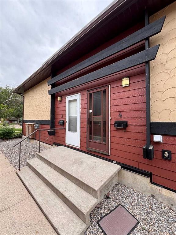 4-5 Acadia Road West, Lethbridge, AB