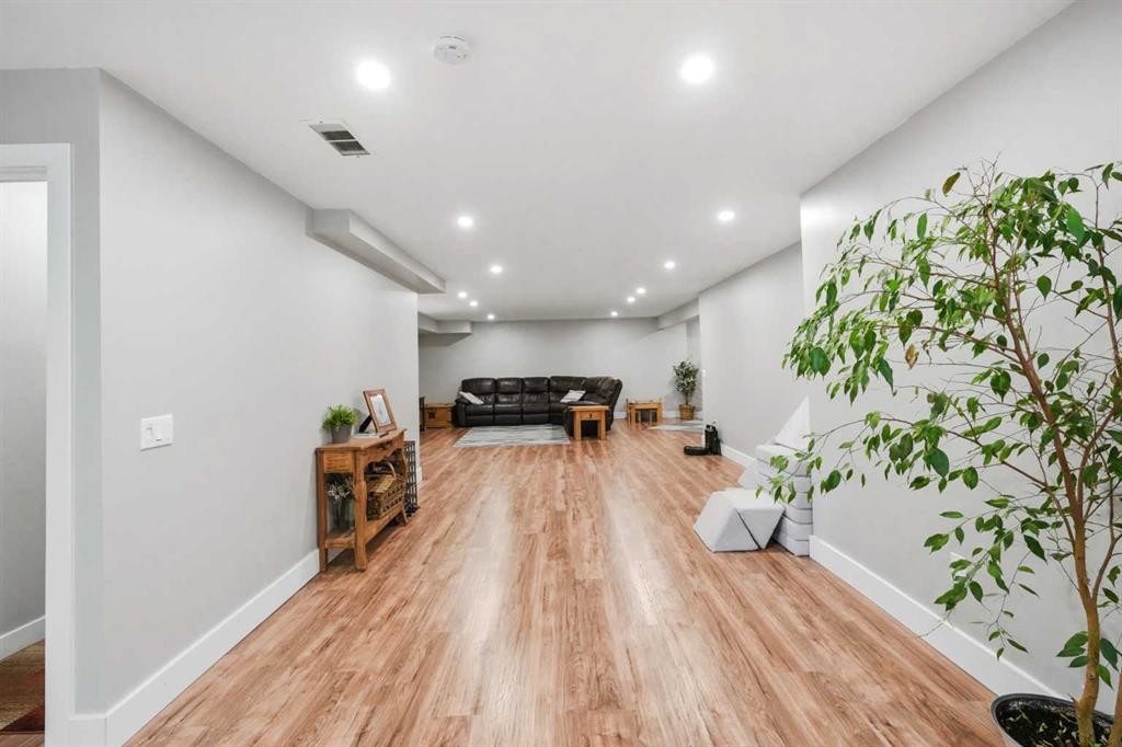 14 Lloyd Crescent Ne, Langdon, AB - Indoor