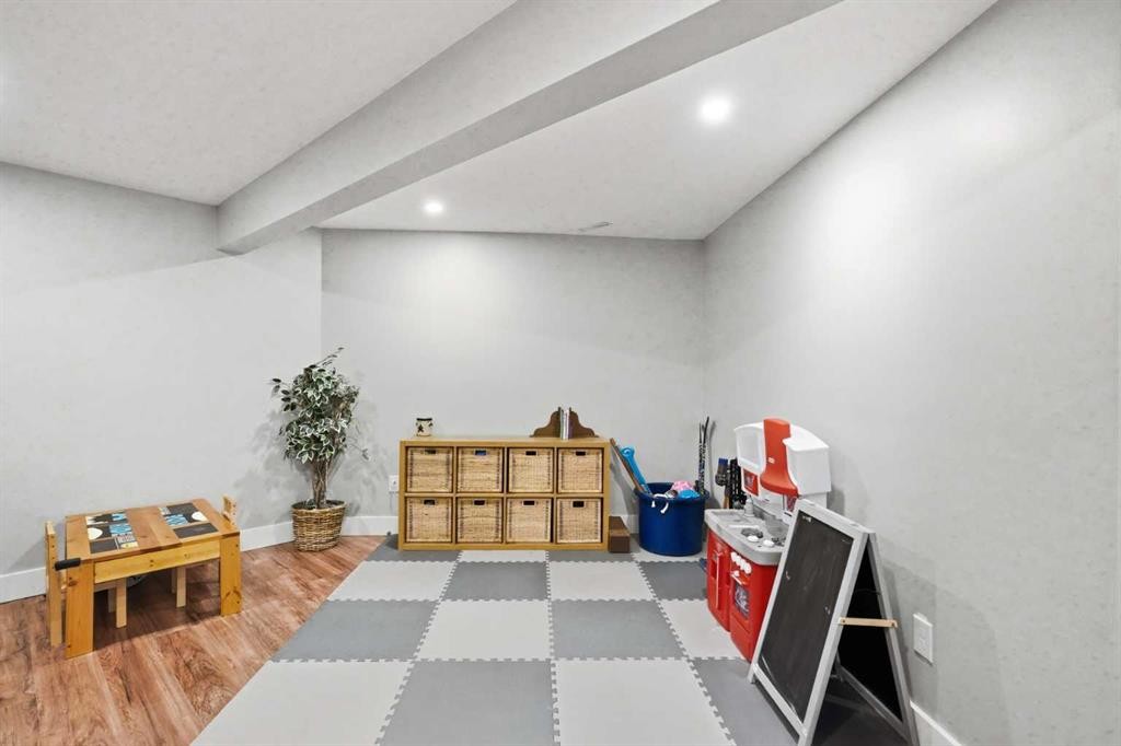 14 Lloyd Crescent Ne, Langdon, AB - Indoor Photo Showing Other Room