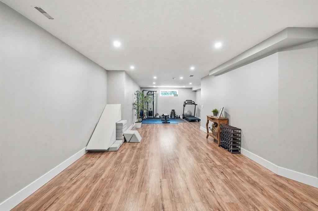 14 Lloyd Crescent Ne, Langdon, AB - Indoor Photo Showing Other Room