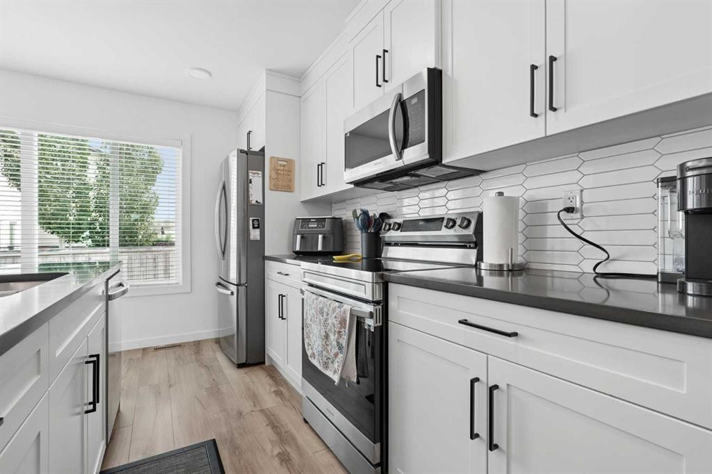 1402-210 Firelight Way West, Lethbridge, AB - Indoor Photo Showing Kitchen With Upgraded Kitchen