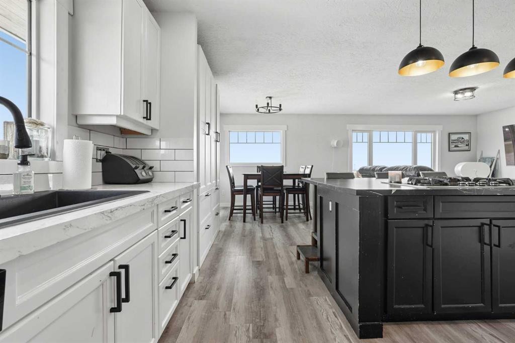 25021 Rge Rd 254, Cardston, AB - Indoor Photo Showing Kitchen With Upgraded Kitchen