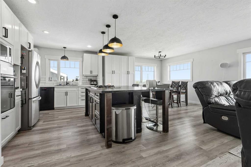 25021 Rge Rd 254, Cardston, AB - Indoor Photo Showing Kitchen With Upgraded Kitchen