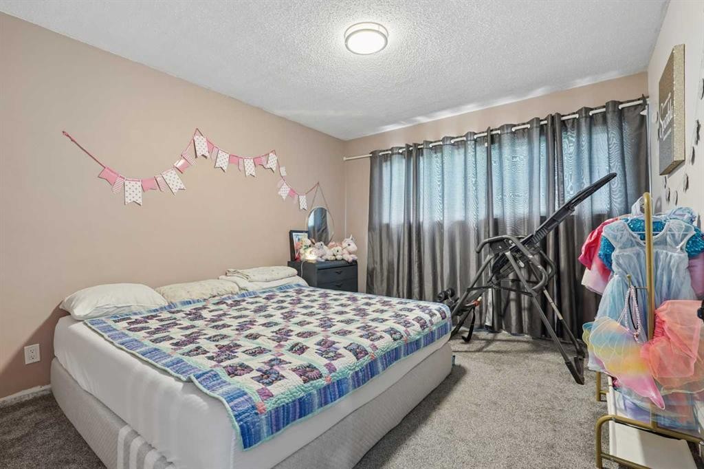 25021 Rge Rd 254, Cardston, AB - Indoor Photo Showing Bedroom