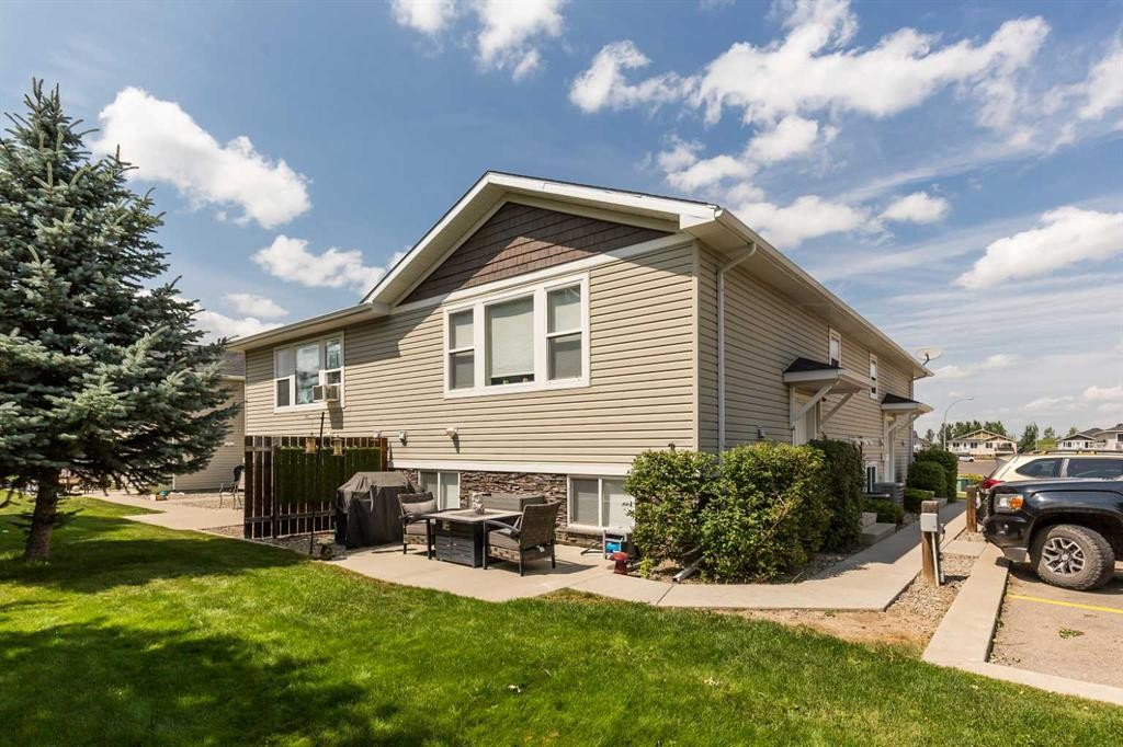 2-20 Cougar Cove North, Lethbridge, AB - Outdoor
