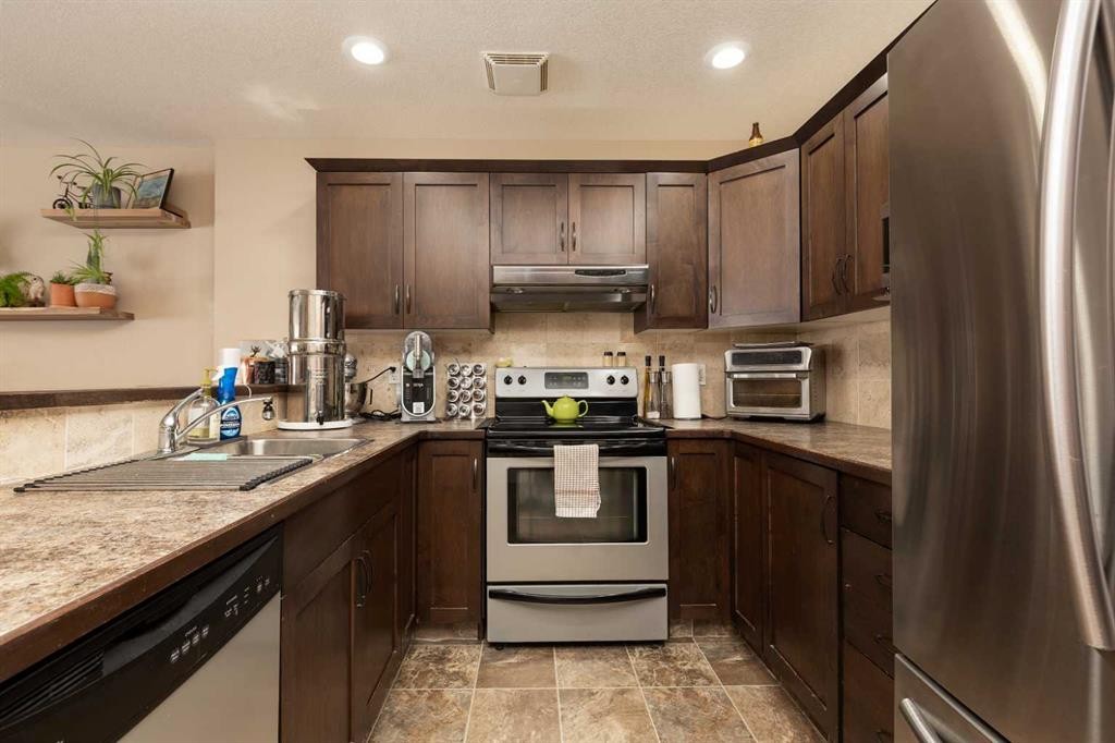 2-20 Cougar Cove North, Lethbridge, AB - Indoor Photo Showing Kitchen With Stainless Steel Kitchen