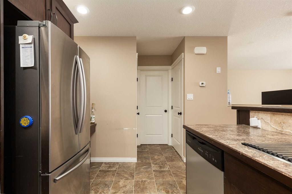 2-20 Cougar Cove North, Lethbridge, AB - Indoor Photo Showing Kitchen