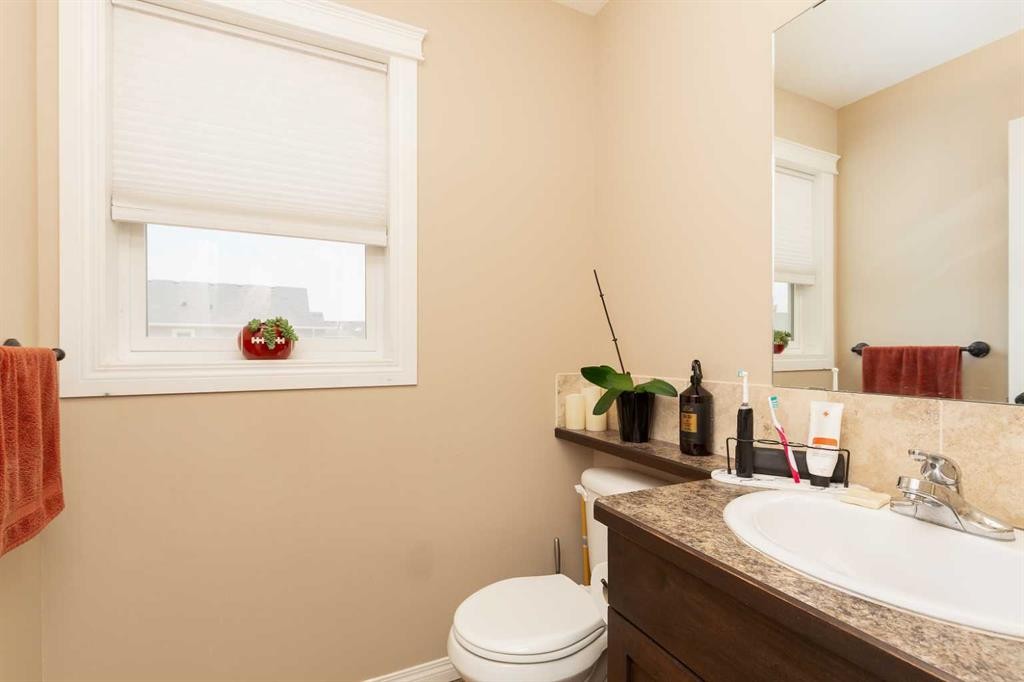 2-20 Cougar Cove North, Lethbridge, AB - Indoor Photo Showing Bathroom