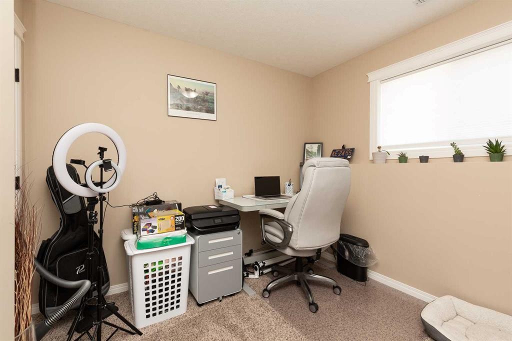 2-20 Cougar Cove North, Lethbridge, AB - Indoor Photo Showing Office
