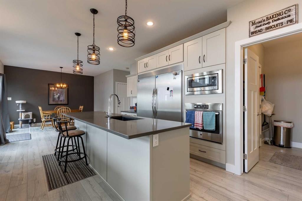 107 Westgate Drive, Coaldale, AB - Indoor Photo Showing Kitchen With Upgraded Kitchen