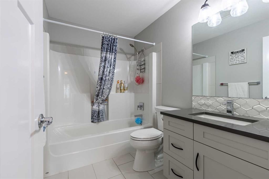 107 Westgate Drive, Coaldale, AB - Indoor Photo Showing Bathroom