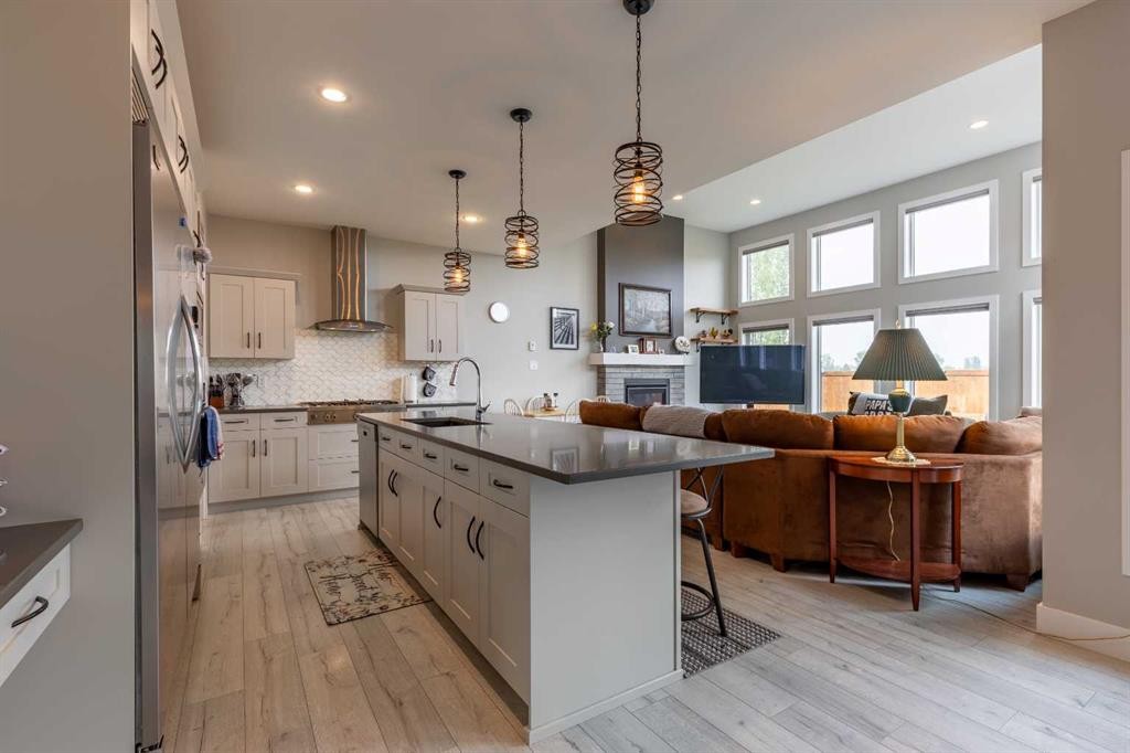 107 Westgate Drive, Coaldale, AB - Indoor Photo Showing Kitchen With Upgraded Kitchen
