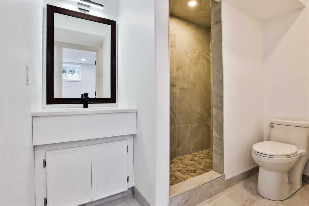 16-720 Heritage Boulevard West, Lethbridge, AB - Indoor Photo Showing Bathroom