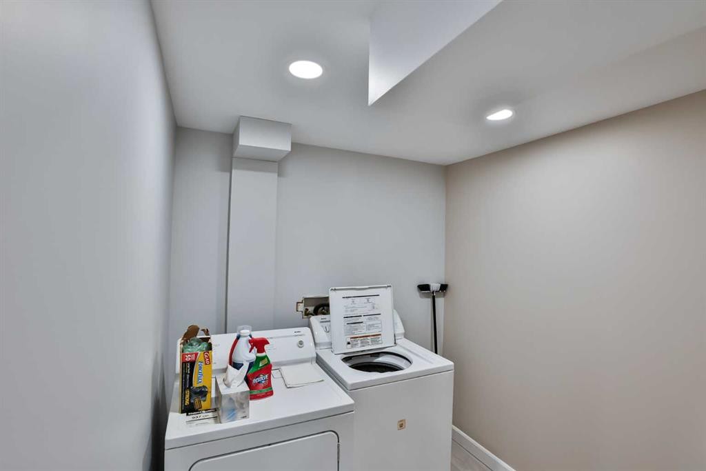 16-720 Heritage Boulevard West, Lethbridge, AB - Indoor Photo Showing Laundry Room