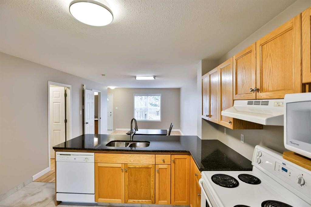 16-720 Heritage Boulevard West, Lethbridge, AB - Indoor Photo Showing Kitchen With Double Sink