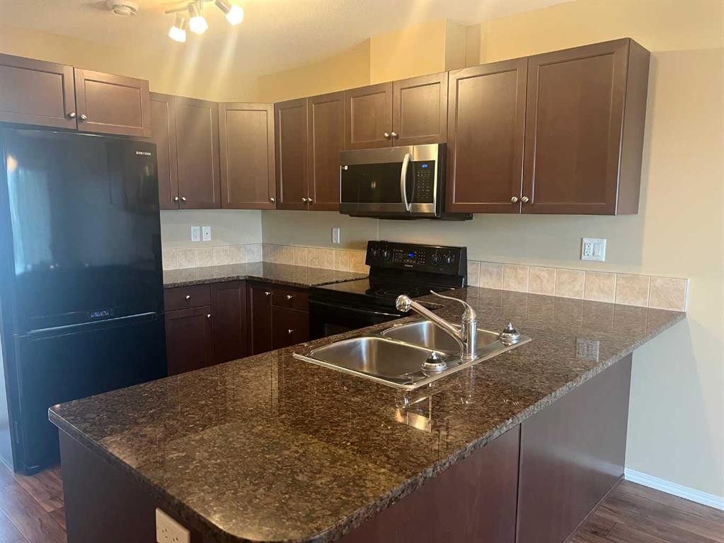 18-45 Keystone Terrace West, Lethbridge, AB - Indoor Photo Showing Kitchen With Double Sink