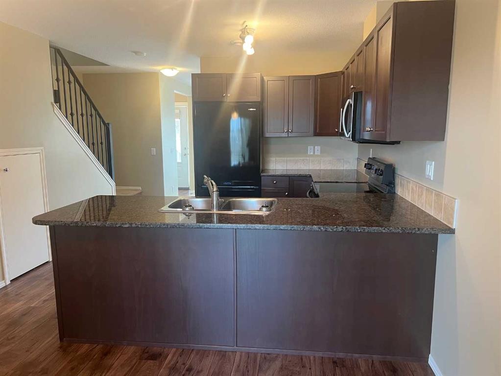 18-45 Keystone Terrace West, Lethbridge, AB - Indoor Photo Showing Kitchen With Double Sink
