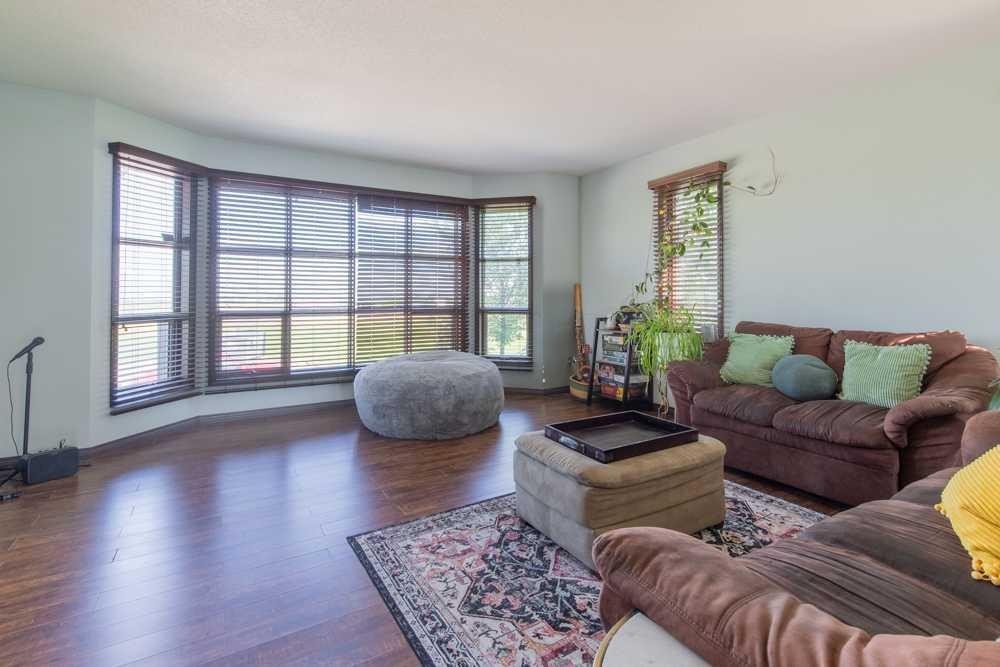 5-94046 Highway 843, Rural Lethbridge County, AB - Indoor Photo Showing Living Room