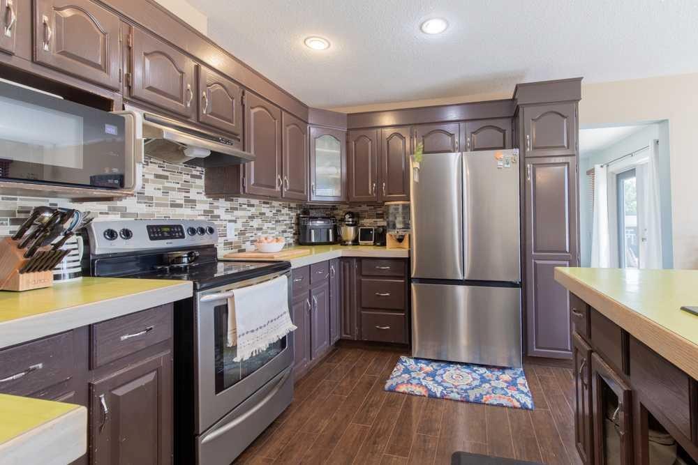 5-94046 Highway 843, Rural Lethbridge County, AB - Indoor Photo Showing Kitchen