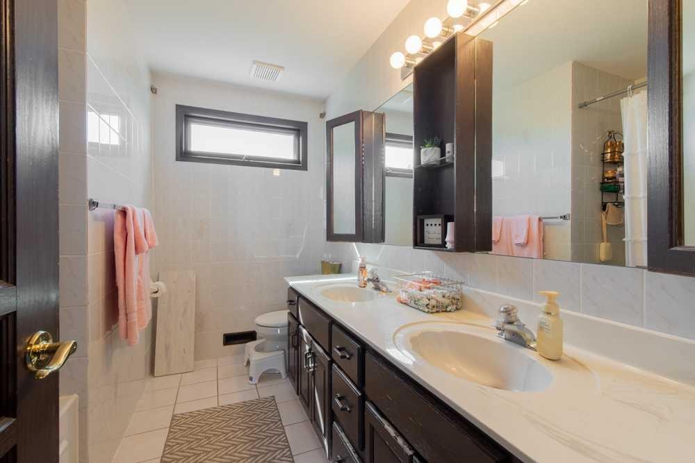 5-94046 Highway 843, Rural Lethbridge County, AB - Indoor Photo Showing Bathroom