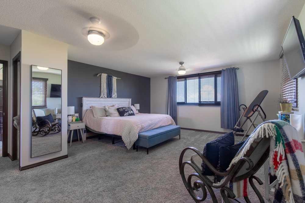 5-94046 Highway 843, Rural Lethbridge County, AB - Indoor Photo Showing Bedroom