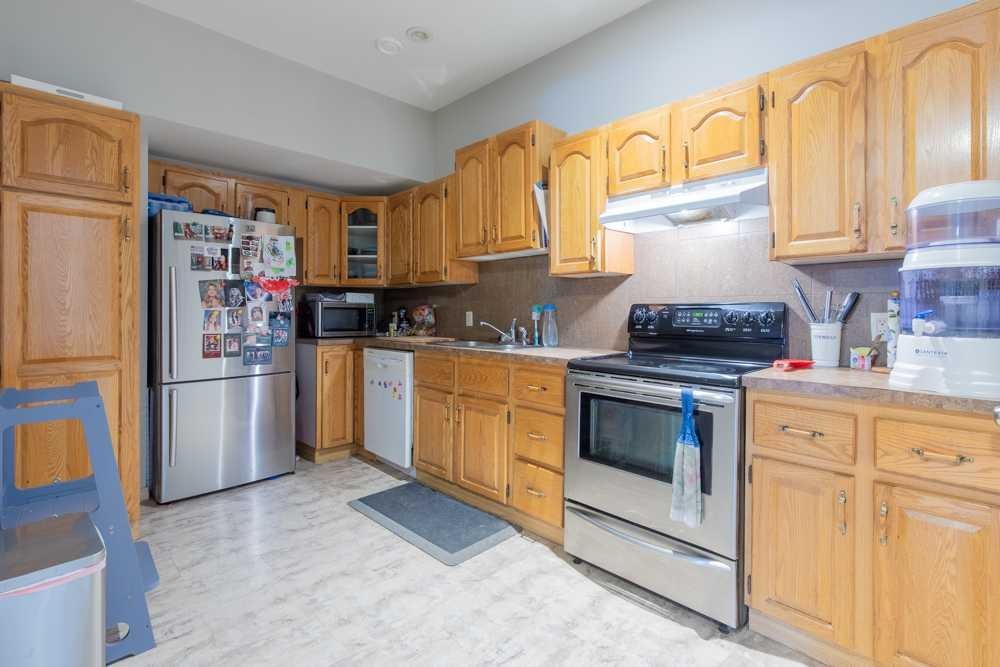 5-94046 Highway 843, Rural Lethbridge County, AB - Indoor Photo Showing Kitchen With Double Sink