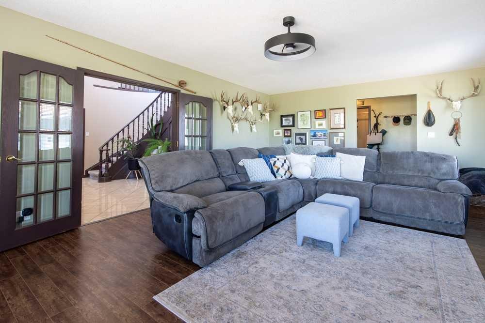 5-94046 Highway 843, Rural Lethbridge County, AB - Indoor Photo Showing Living Room