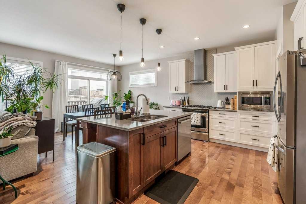 855 Miners Boulevard West, Lethbridge, AB - Indoor Photo Showing Kitchen With Double Sink With Upgraded Kitchen