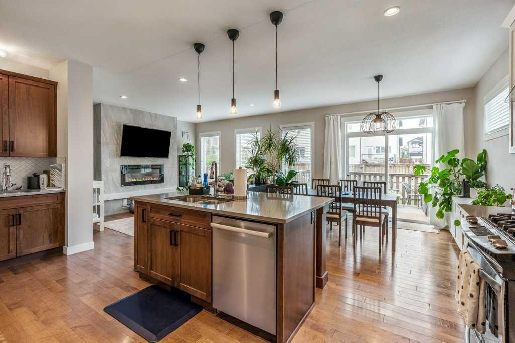 855 Miners Boulevard West, Lethbridge, AB - Indoor Photo Showing Kitchen With Double Sink