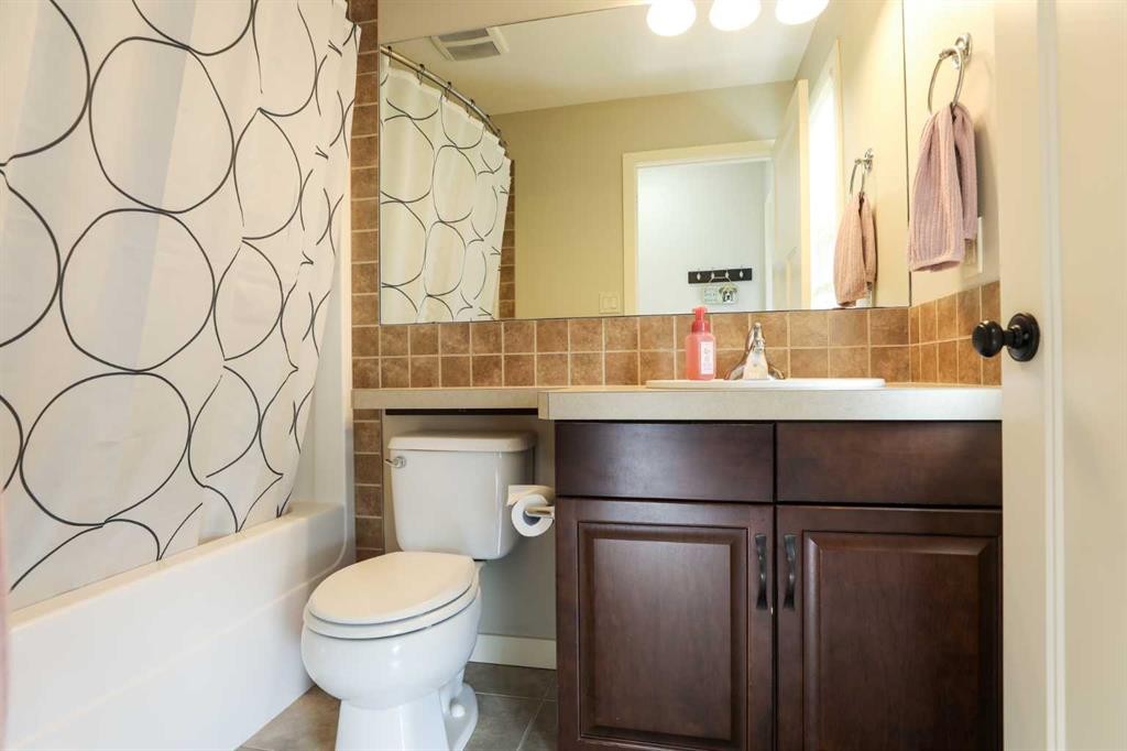 113 Lynx Road North, Lethbridge, AB - Indoor Photo Showing Bathroom