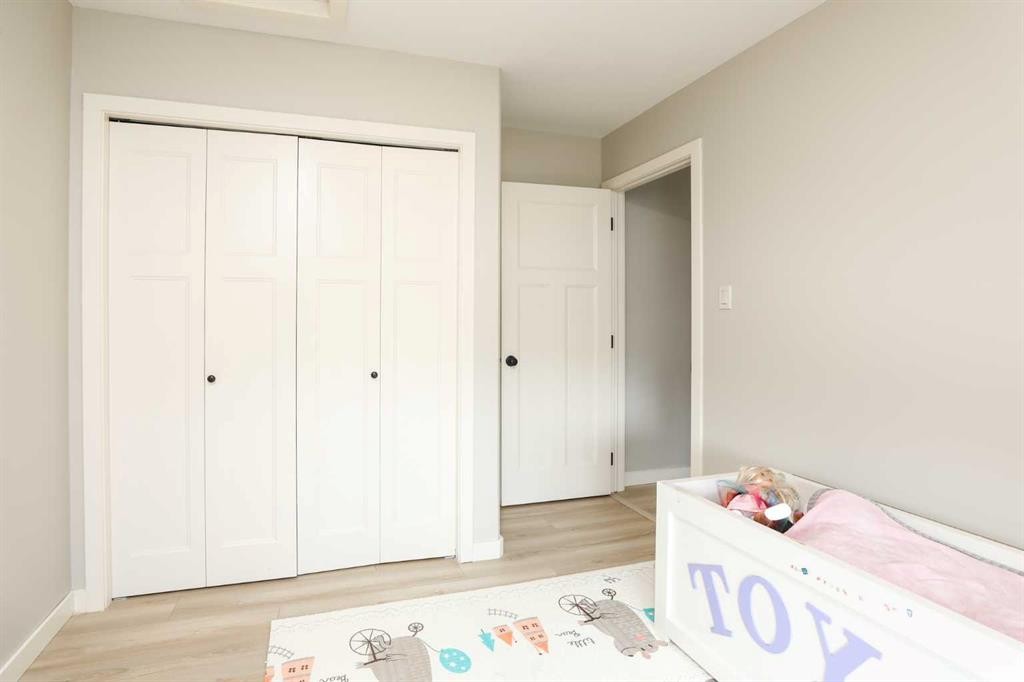 113 Lynx Road North, Lethbridge, AB - Indoor Photo Showing Bedroom
