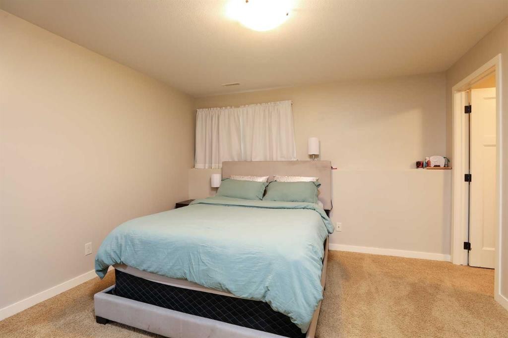 113 Lynx Road North, Lethbridge, AB - Indoor Photo Showing Bedroom