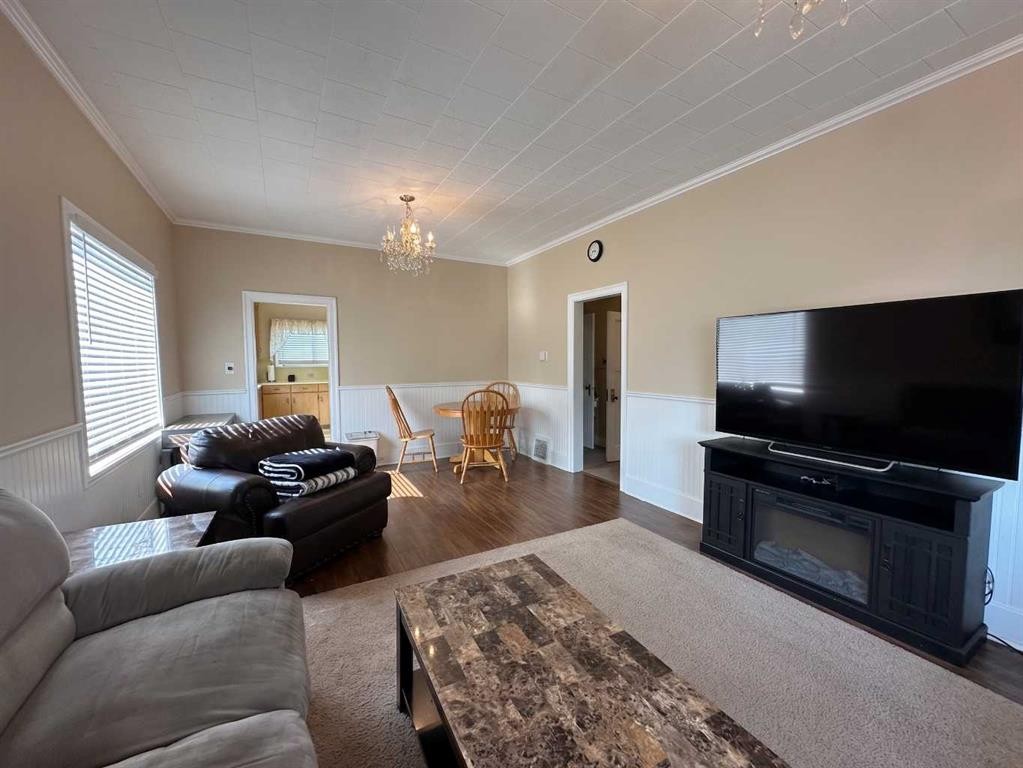 8017 22 Avenue, Coleman, AB - Indoor Photo Showing Living Room